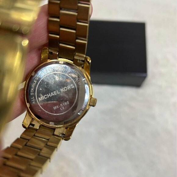 Michael KORS woman’s watch. Gold. Extra links included. Battery needs to be repl - Picture 6 of 9